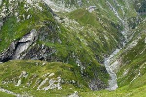 Schweiz-Plaun-Greina-Haengebruecke-Terrihuette