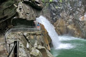 Schweiz-Rhein-Rofflaschlucht-Wasserfall